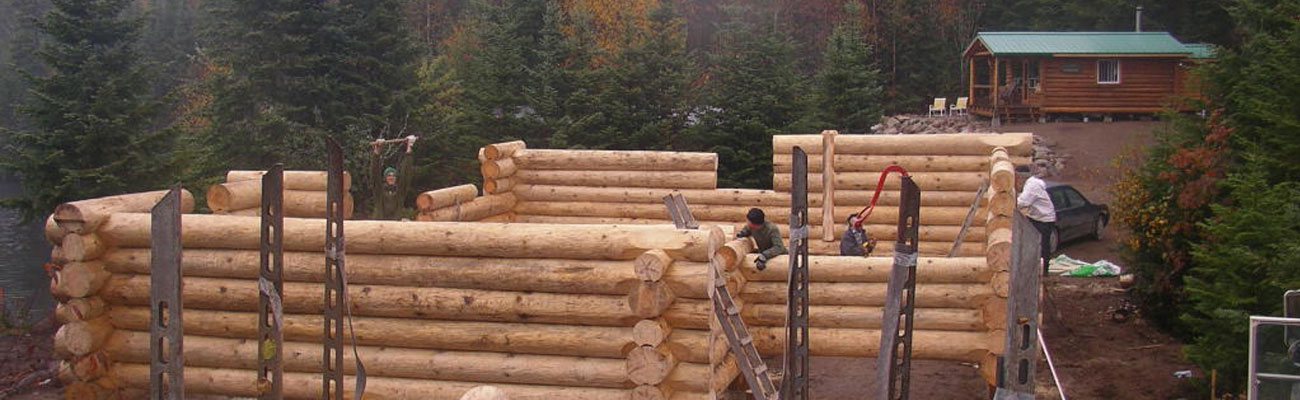 Construction d'une maison en bois rond